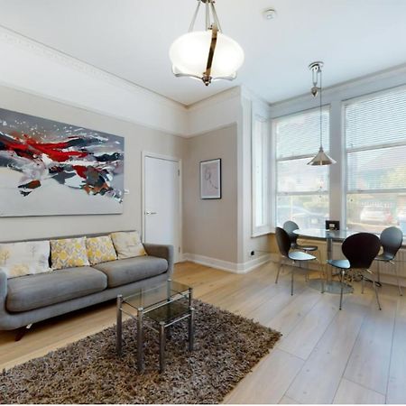 Super 1 Bedroom Flat In Hendon Near Middlesex University With Private Parking Eksteriør billede