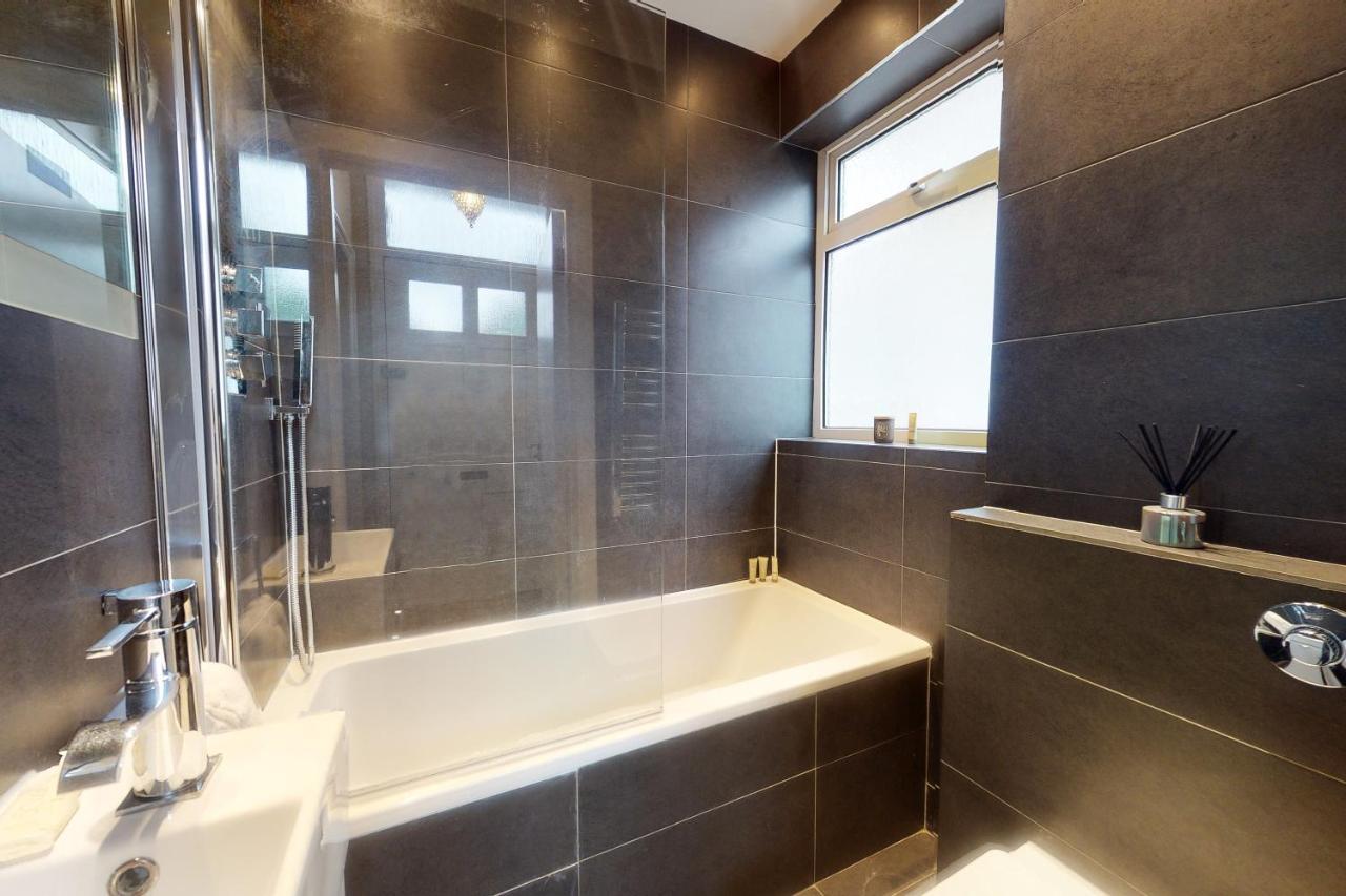 Super 1 Bedroom Flat In Hendon Near Middlesex University With Private Parking Eksteriør billede