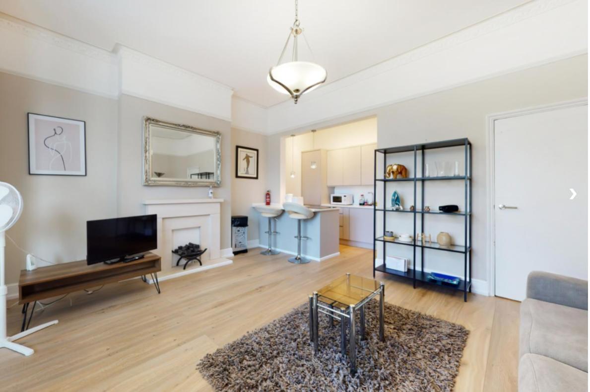 Super 1 Bedroom Flat In Hendon Near Middlesex University With Private Parking Eksteriør billede